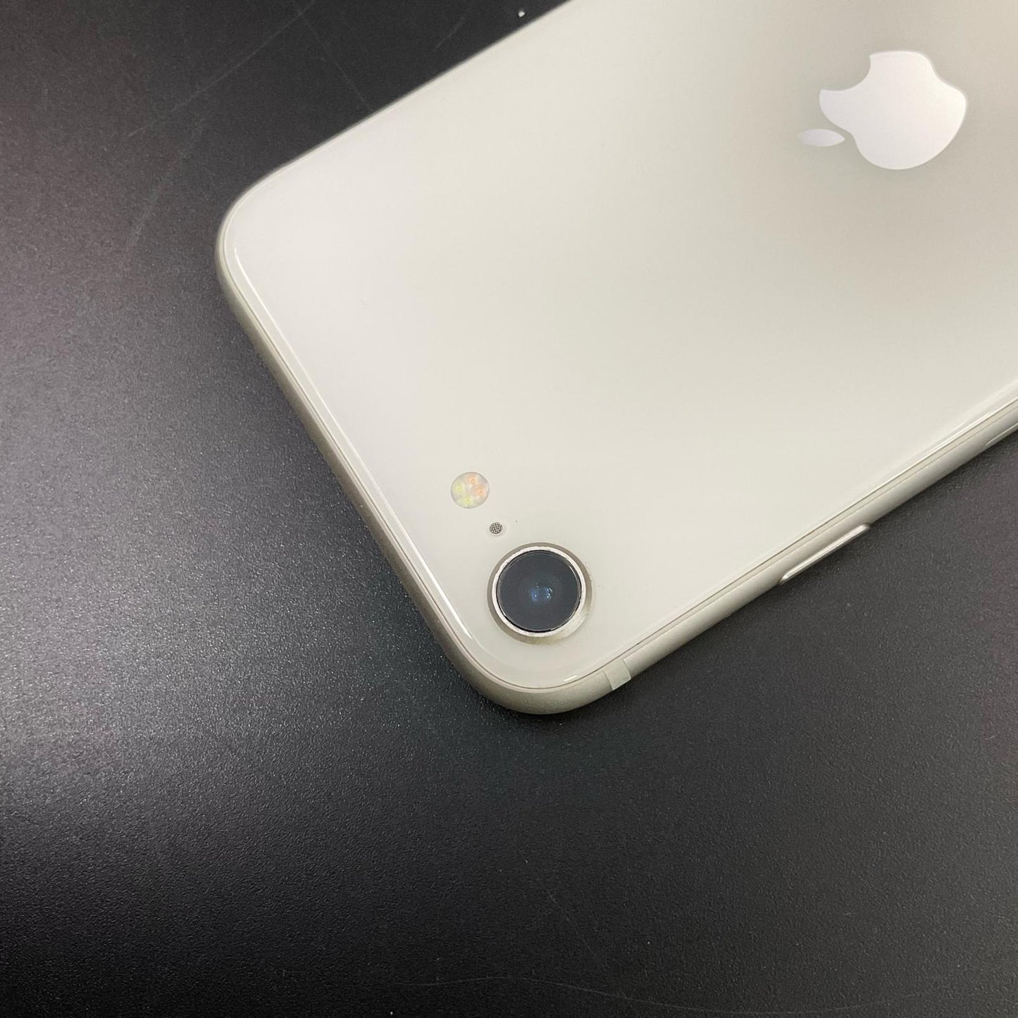 【全額返金保証】【最速発送】Apple iPhone iPhone SE（第3世代） 64GB スターライト au SIMフリー 白ロム 動作確認済 77%