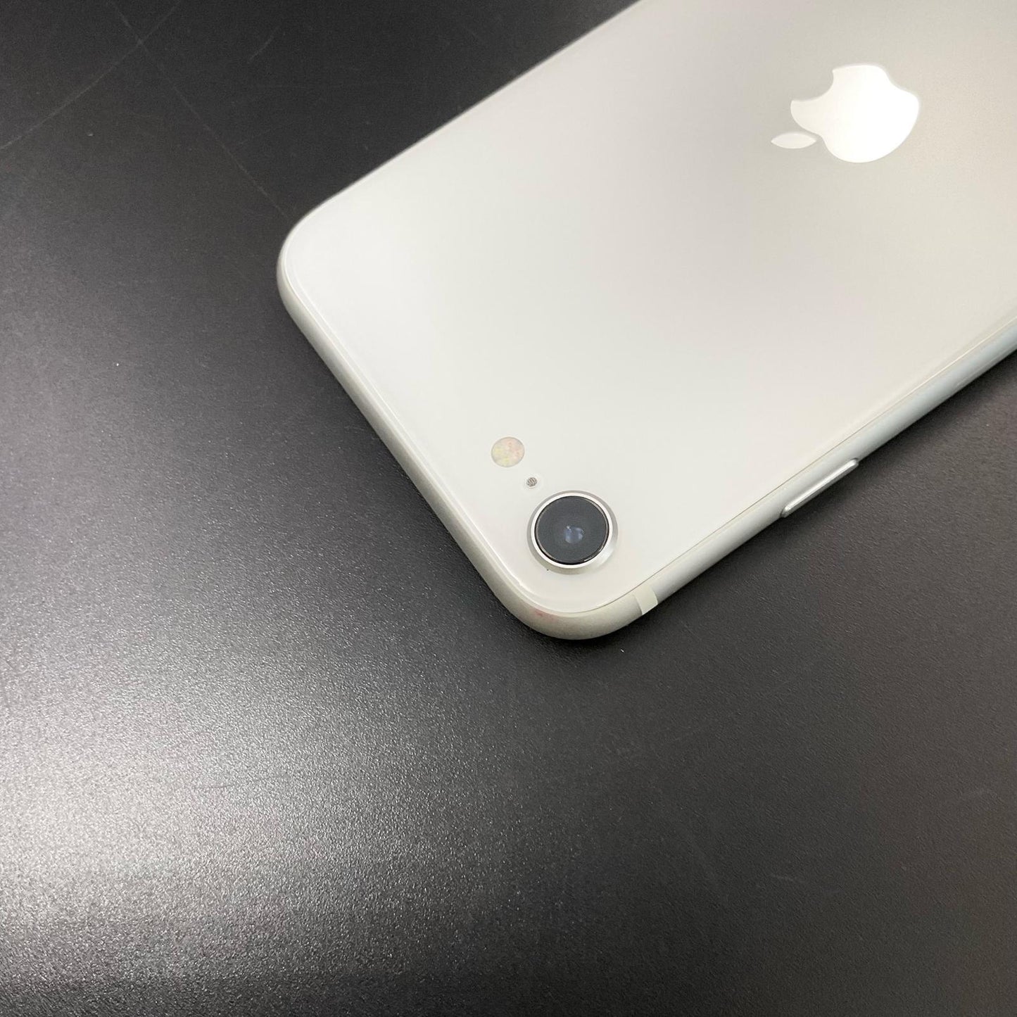 【全額返金保証】【最速発送】Apple iPhone iPhone SE（第2世代） 64GB ホワイト docomo SIMフリー 白ロム 動作確認済 84%