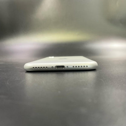 【全額返金保証】【最速発送】Apple iPhone iPhone SE（第2世代） 64GB ホワイト docomo SIMフリー 白ロム 動作確認済 84%