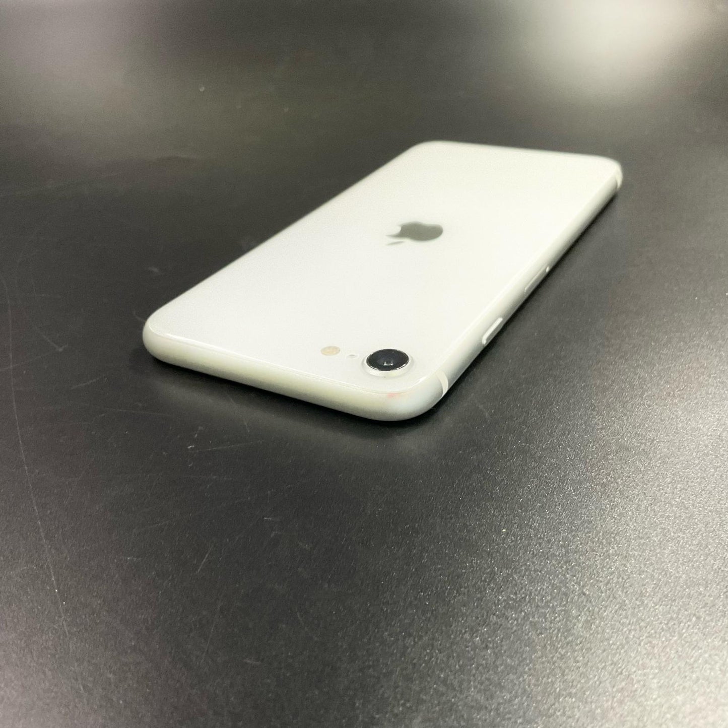 【全額返金保証】【最速発送】Apple iPhone iPhone SE（第2世代） 64GB ホワイト docomo SIMフリー 白ロム 動作確認済 84%