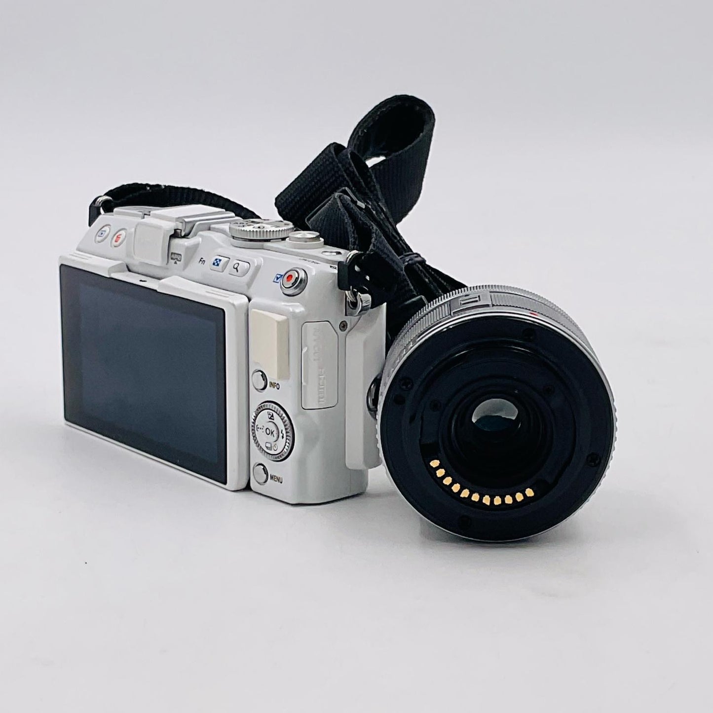 【全額返金保証】【最速発送】OLYMPUS デジタル一眼 PEN Lite E-PL6 レンズキット ホワイト 美品 動作確認済