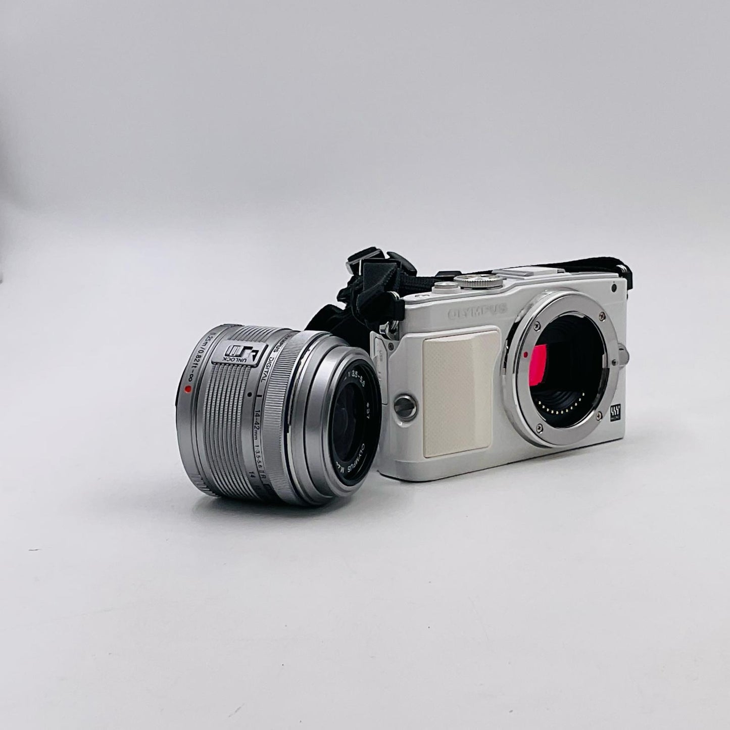 【全額返金保証】【最速発送】OLYMPUS デジタル一眼 PEN Lite E-PL6 レンズキット ホワイト 美品 動作確認済