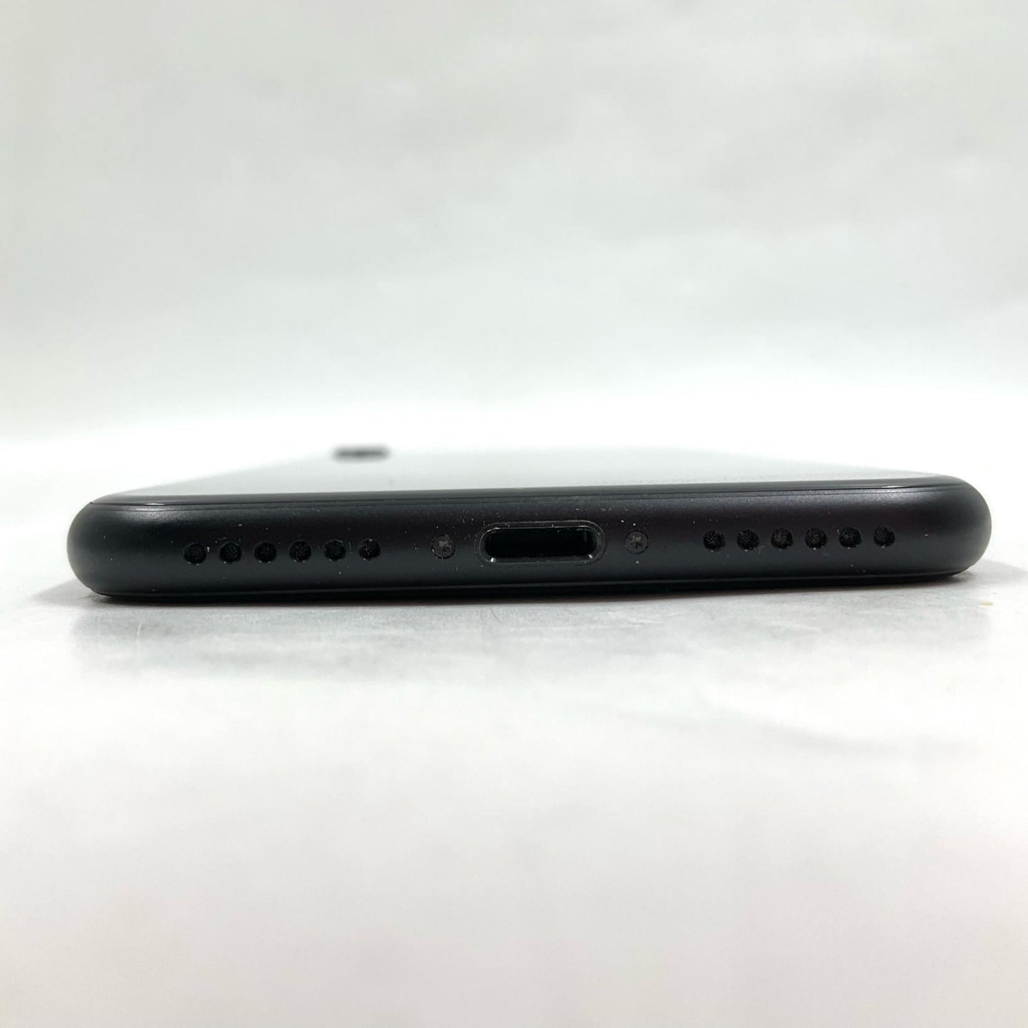 【全額返金保証】【最速発送】Apple iPhone iPhone SE（第2世代） 64GB ブラック Softbank 白ロム 動作確認済 77%