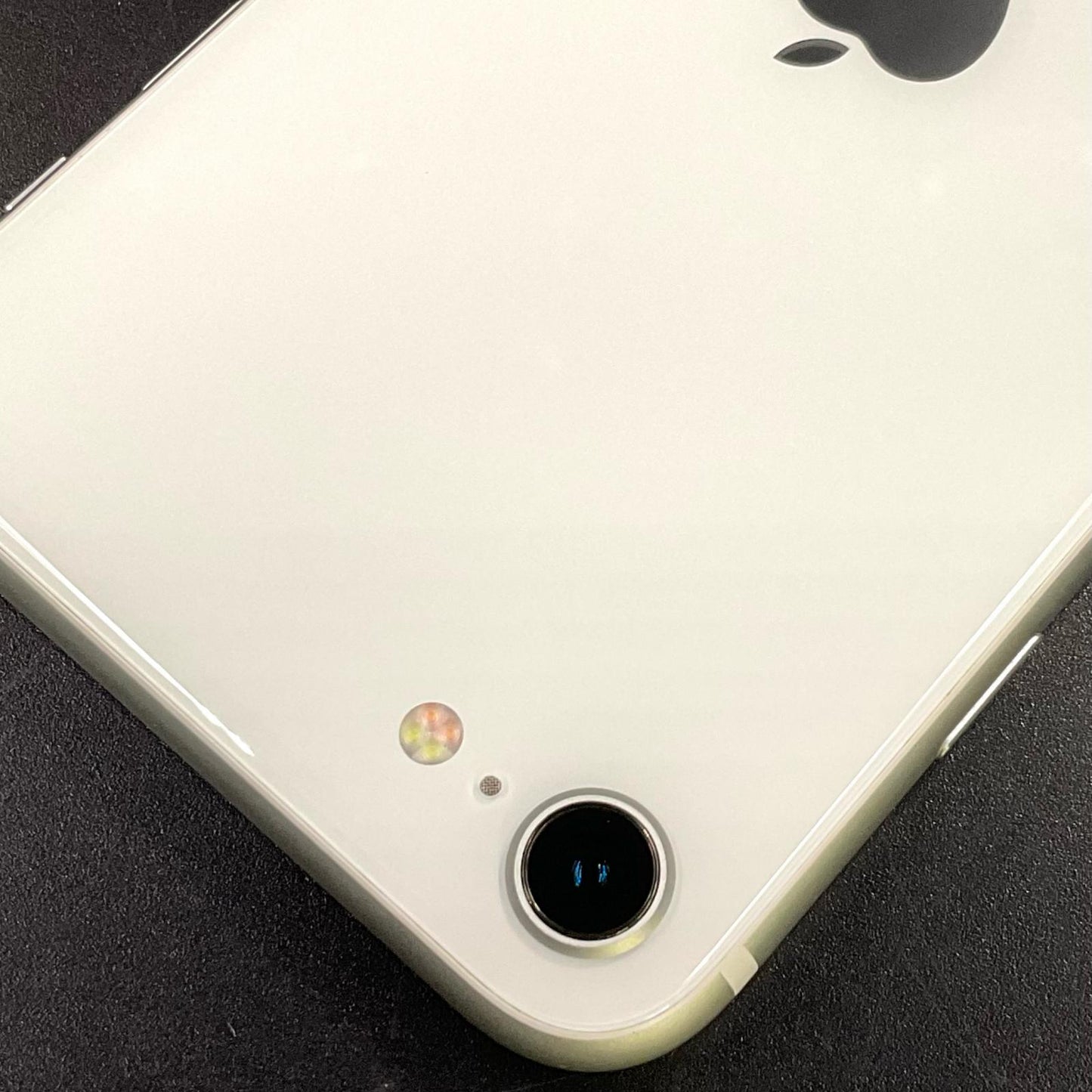 【全額返金保証】【最速発送】Apple iPhone iPhone SE（第2世代） 64GB ホワイト Softbank 白ロム 動作確認済 79%
