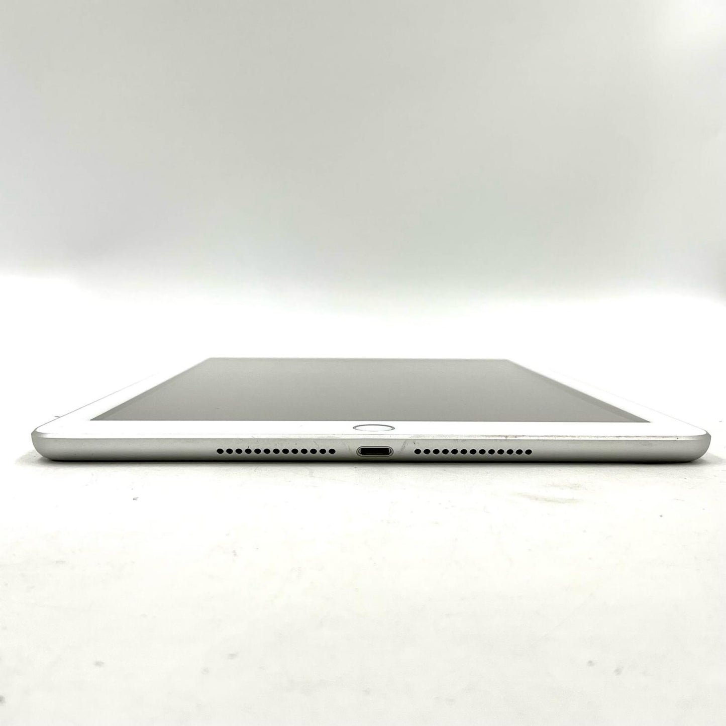 【全額返金保証】【最速発送】Apple iPad iPad 9.7インチ 第6世代 32GB シルバー Wi-Fi 動作確認済