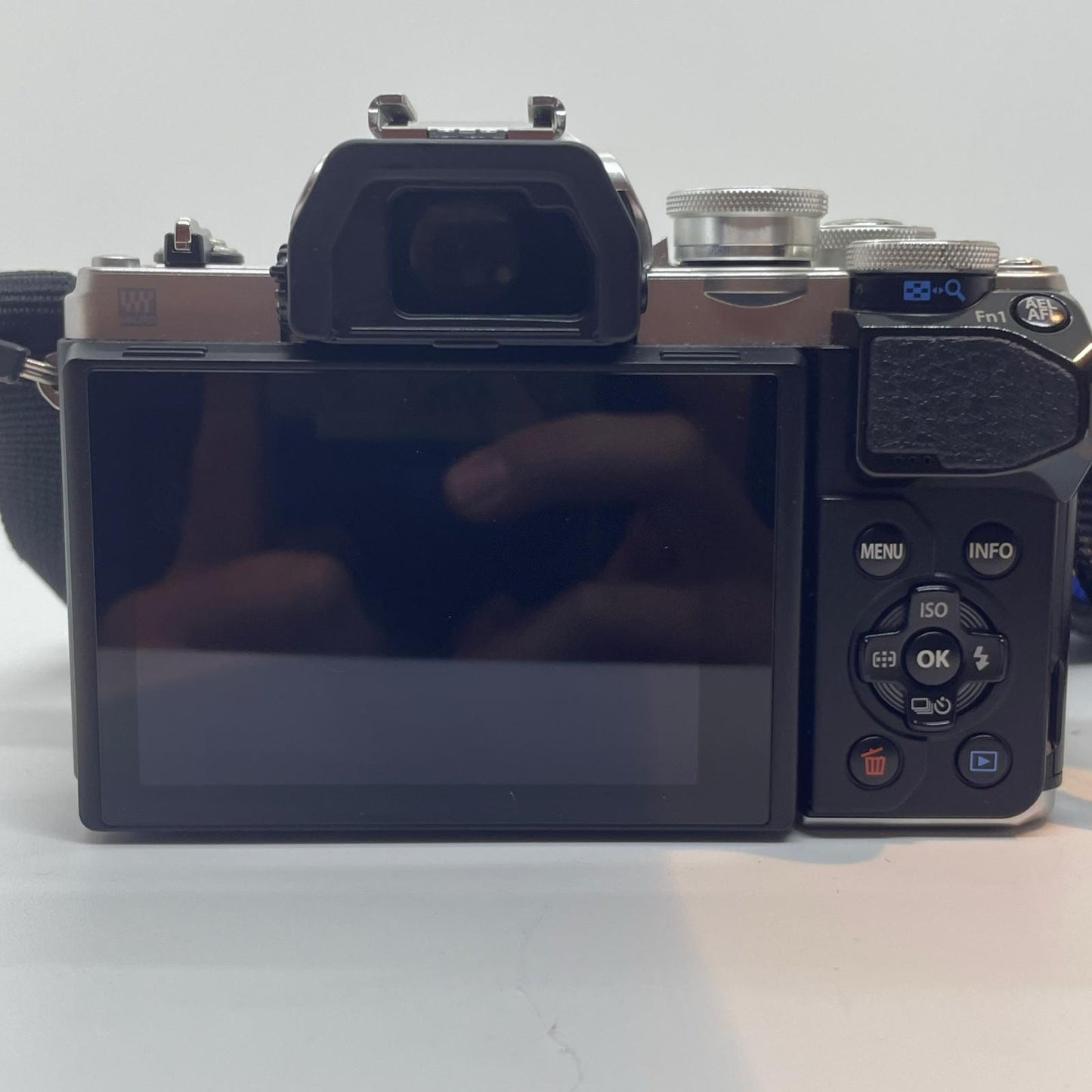 【全額返金保証】【最速発送】OLYMPUS デジタル一眼 OM-D E-M10 Mark III ボディ [シルバー] + M.ZUIKO DIGITAL ED 14-42mm F3.5-5.6 美品 動作確認済
