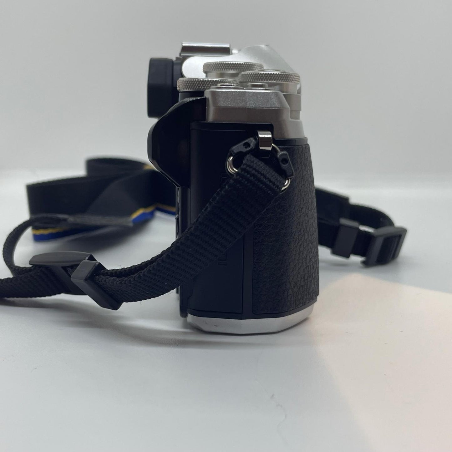 【全額返金保証】【最速発送】OLYMPUS デジタル一眼 OM-D E-M10 Mark III ボディ [シルバー] + M.ZUIKO DIGITAL ED 14-42mm F3.5-5.6 美品 動作確認済