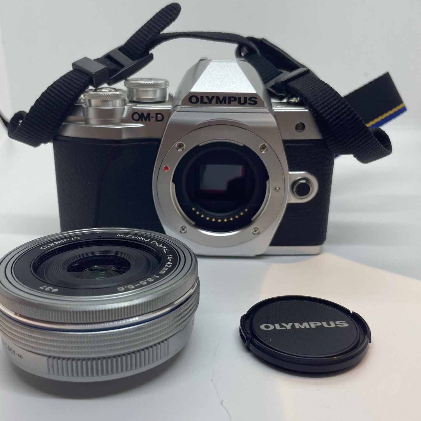 【全額返金保証】【最速発送】OLYMPUS デジタル一眼 OM-D E-M10 Mark III ボディ [シルバー] + M.ZUIKO DIGITAL ED 14-42mm F3.5-5.6 美品 動作確認済