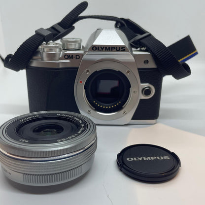 【全額返金保証】【最速発送】OLYMPUS デジタル一眼 OM-D E-M10 Mark III ボディ [シルバー] + M.ZUIKO DIGITAL ED 14-42mm F3.5-5.6 美品 動作確認済