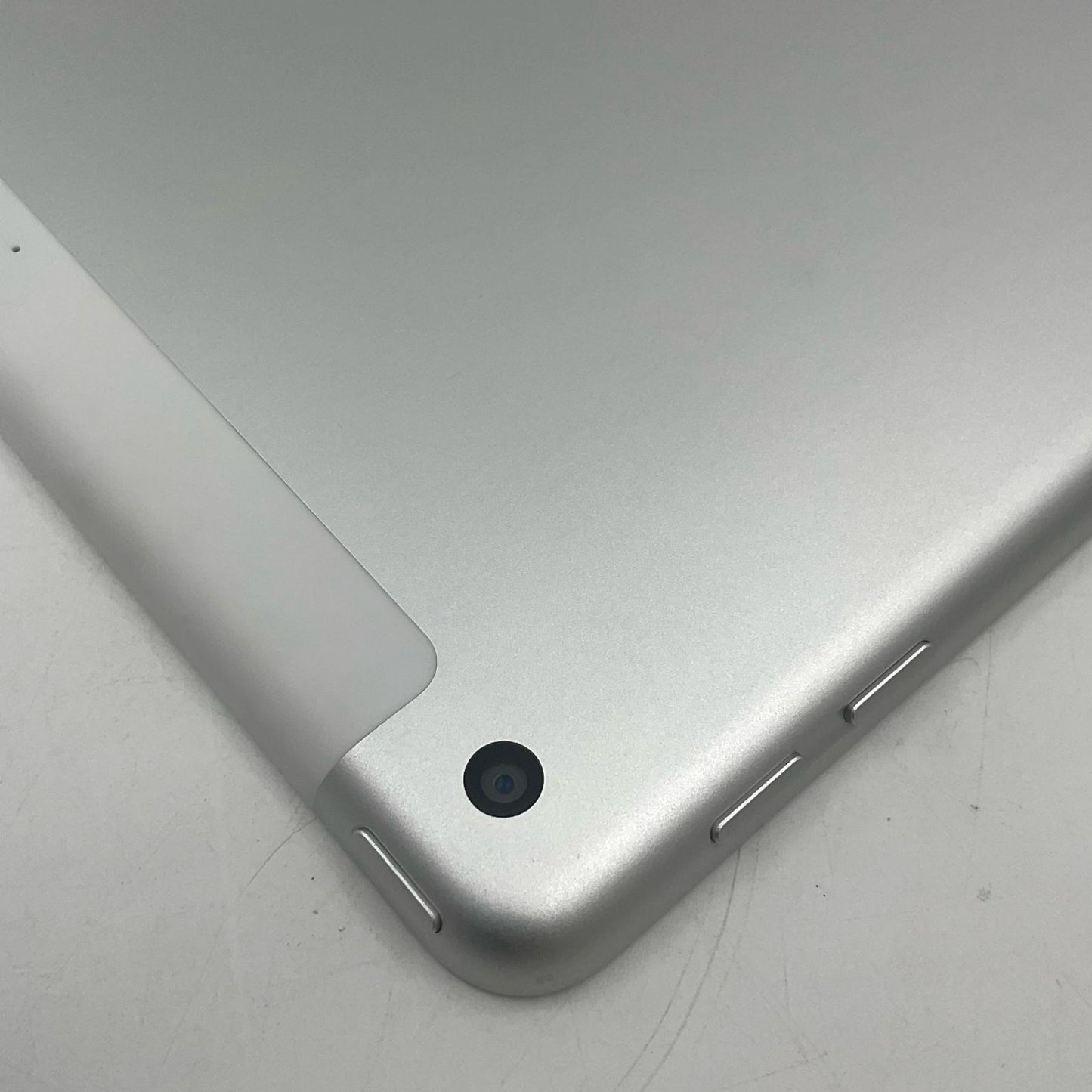 【全額返金保証】【最速発送】Apple iPad iPad 第6世代 32GB シルバー WiFi+Cellular docomo 白ロム 美品 動作確認済