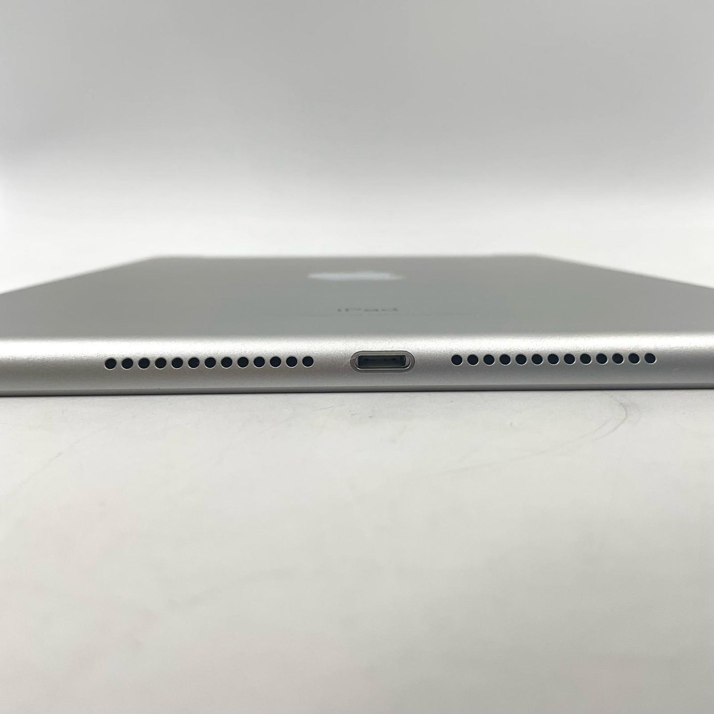 【全額返金保証】【最速発送】Apple iPad iPad 第6世代 32GB シルバー WiFi+Cellular docomo 白ロム 美品 動作確認済