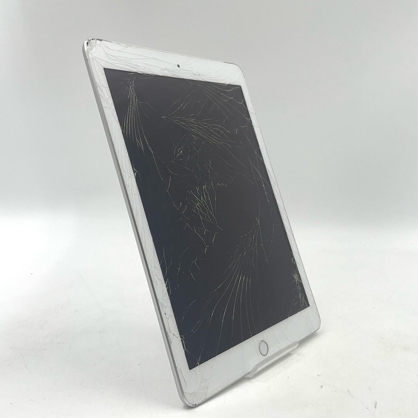 【最速発送】Apple iPad iPad 第6世代 32GB シルバー WiFi+Cellular docomo 白ロム【難有】