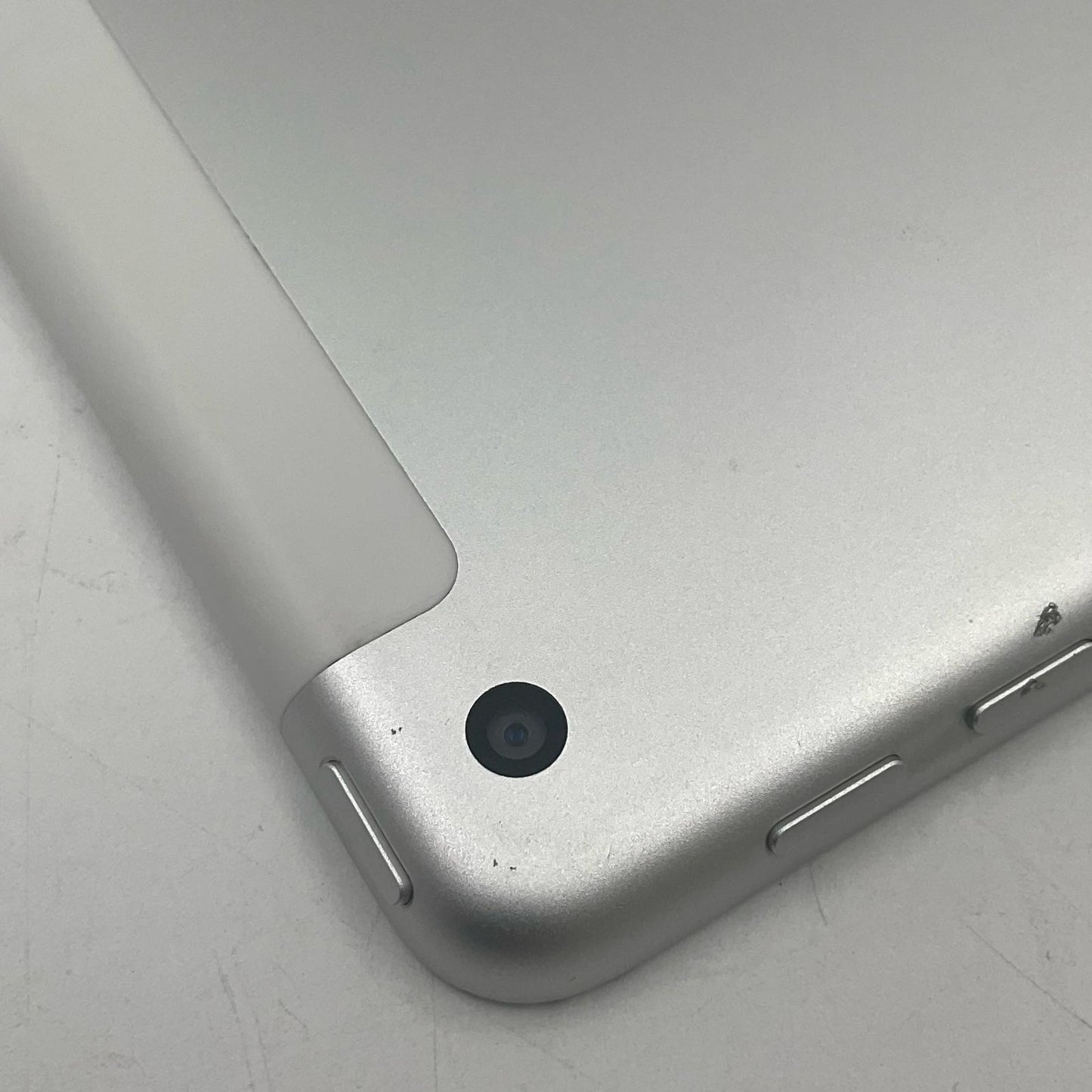 【最速発送】Apple iPad iPad 第6世代 32GB シルバー WiFi+Cellular docomo 白ロム【難有】