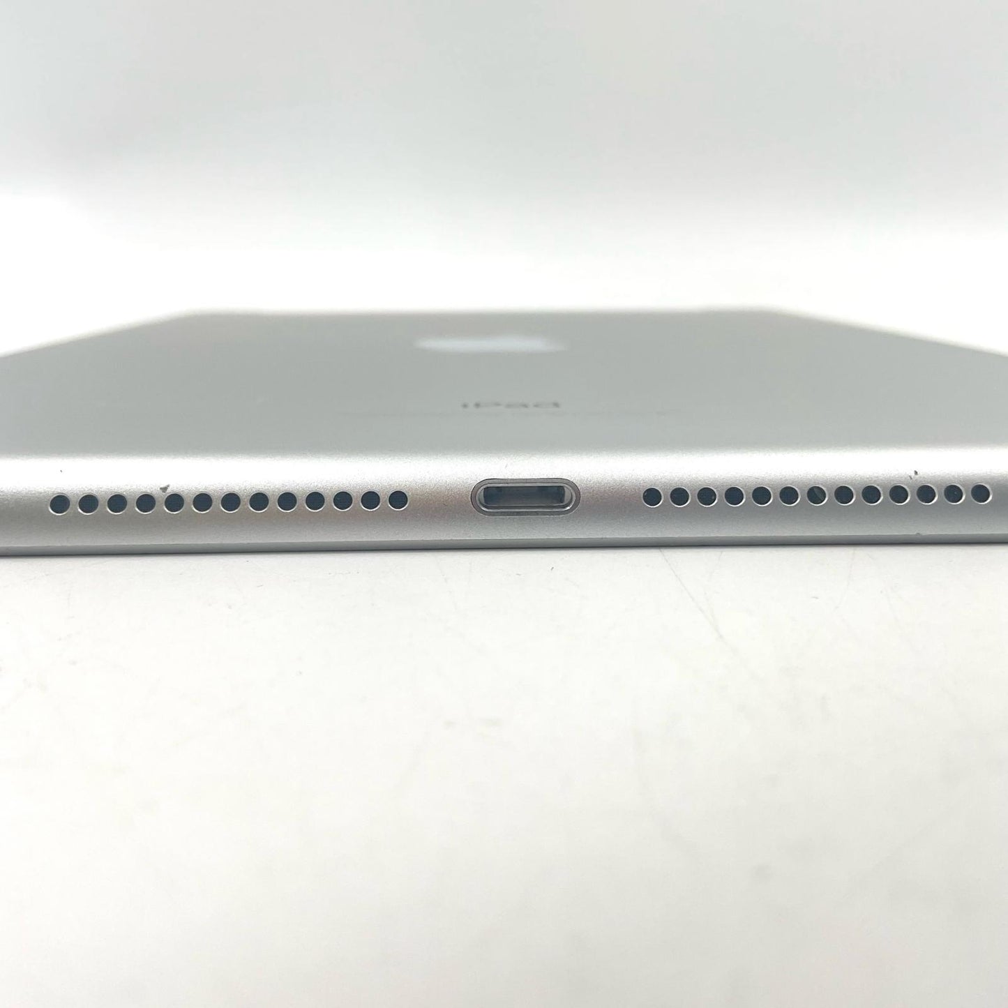 【最速発送】Apple iPad iPad 第6世代 32GB シルバー WiFi+Cellular docomo 白ロム【難有】