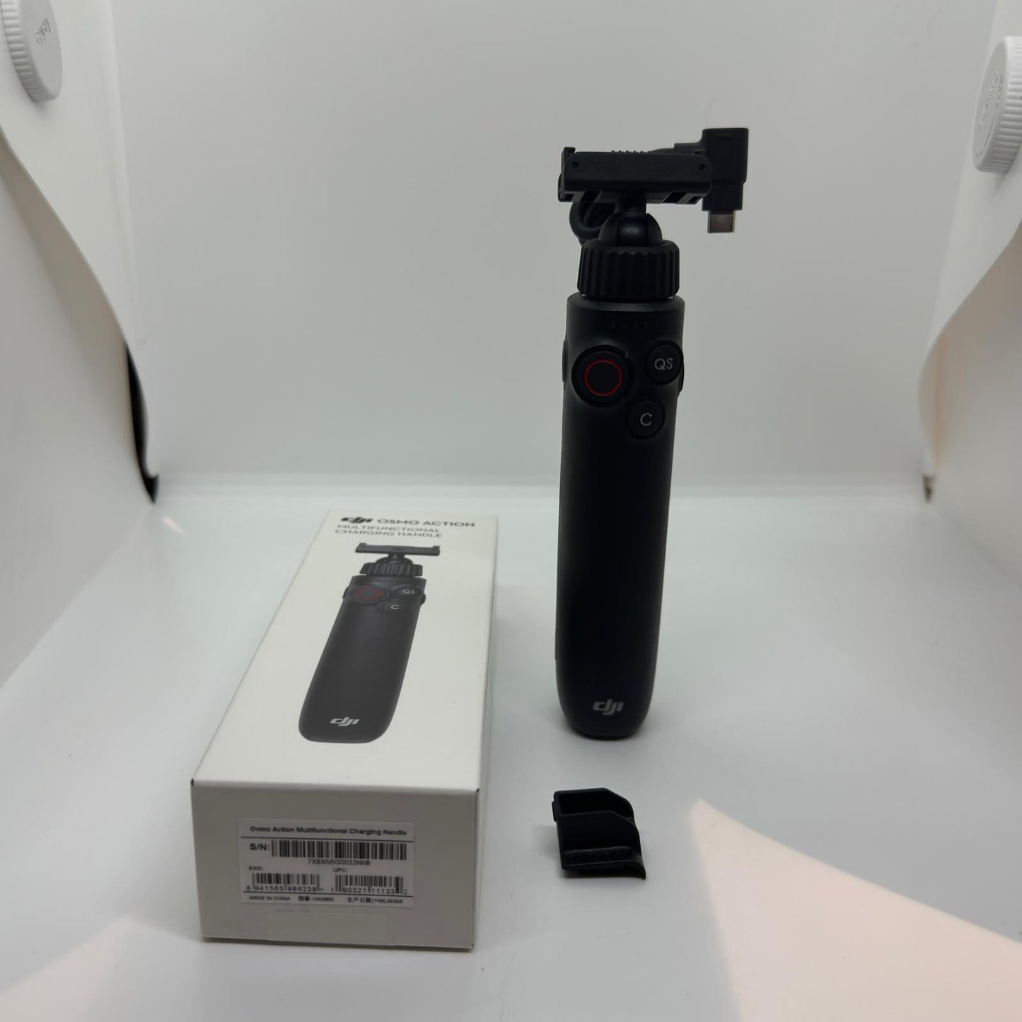 【全額返金保証】【最速発送】DJI DJI OSMO ACTION MULTIFUNCTIONAL CHARGING HANDLE 美品 動作確認済