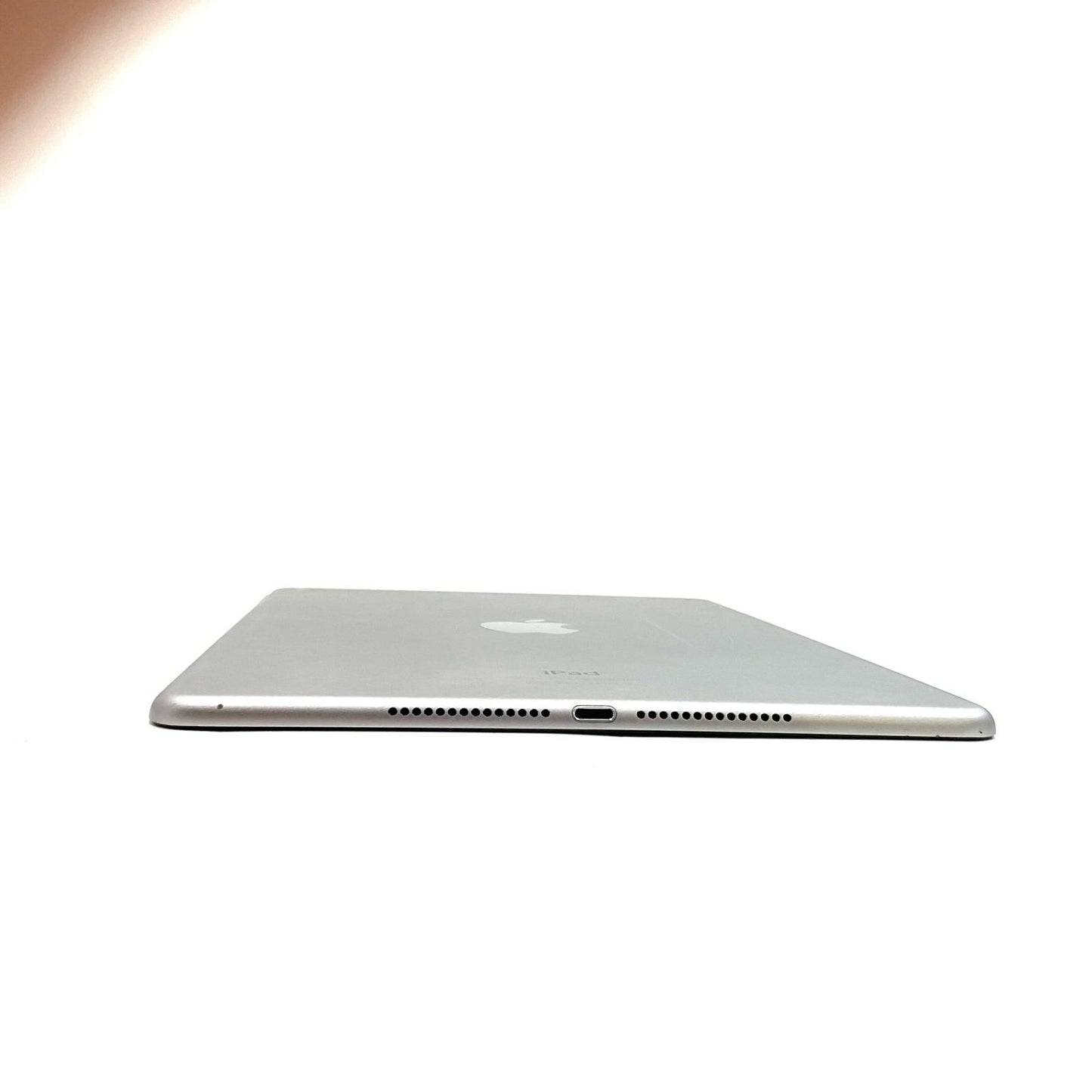 【全額返金保証】【最速発送】Apple iPad Air 9.7インチ 第2世代 16GB スペースグレイ Wi-Fi 美品 動作確認済