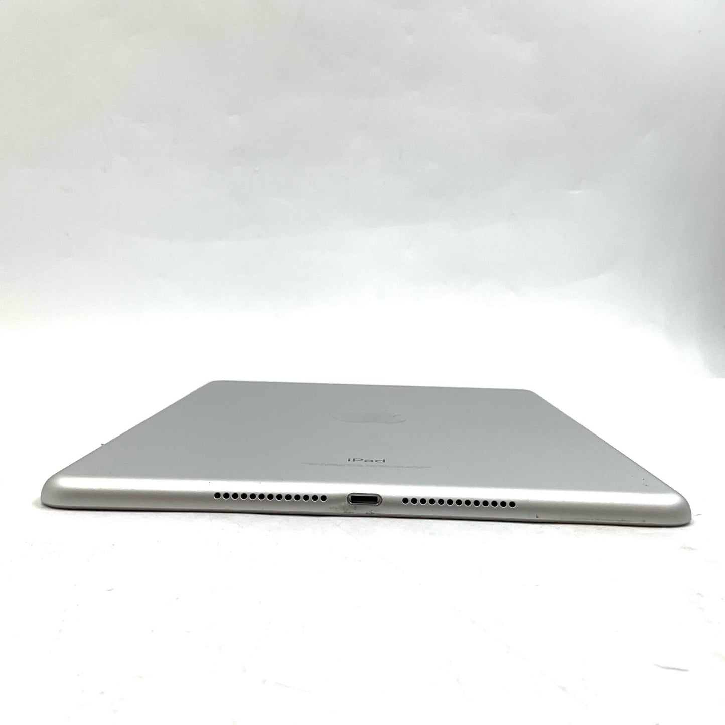 【全額返金保証】【最速発送】Apple iPad iPad 9.7インチ 第6世代 32GB シルバー Wi-Fi 美品 動作確認済