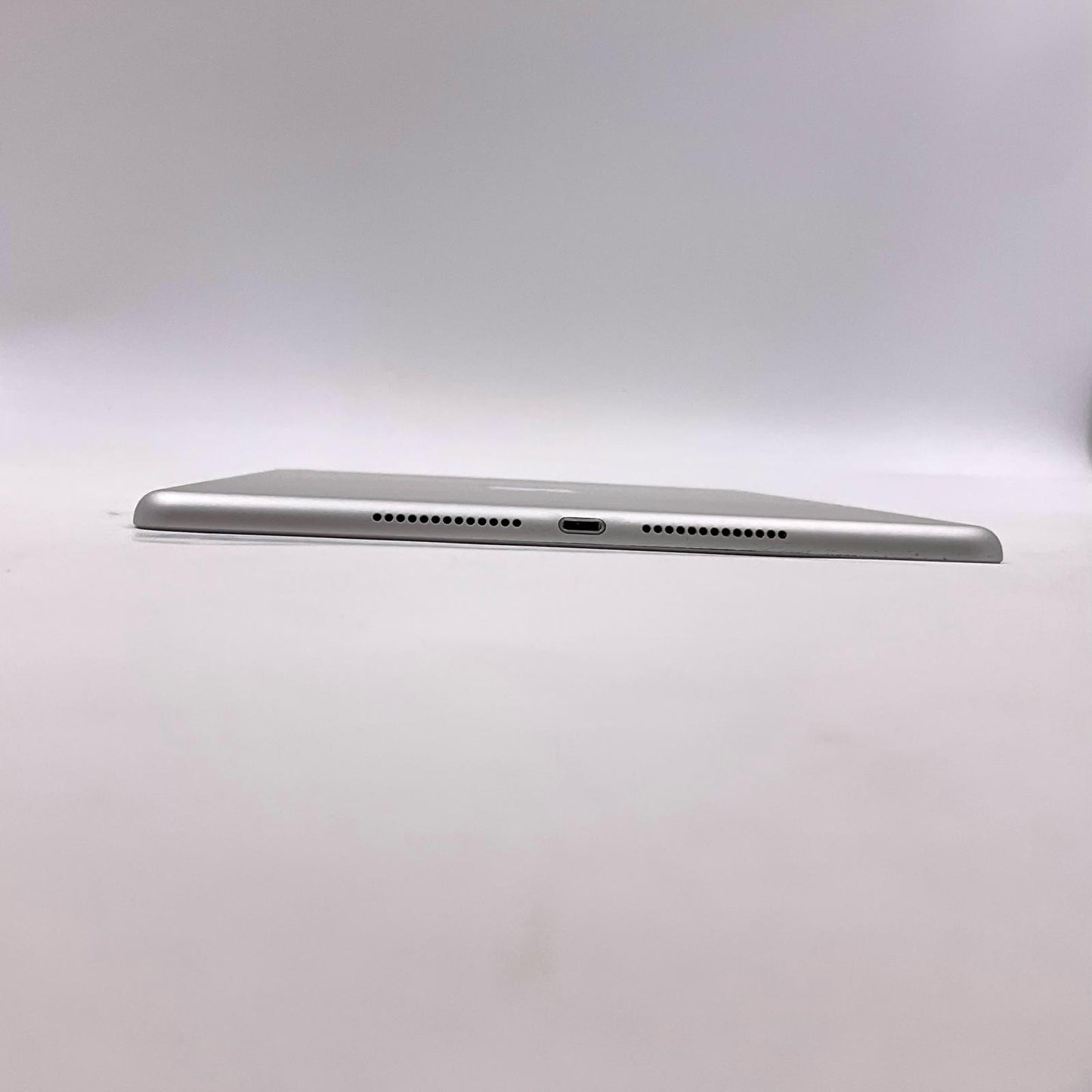 【全額返金保証】【最速発送】Apple iPad iPad 10.2インチ 第8世代 32GB シルバー Wi-Fi 動作確認済