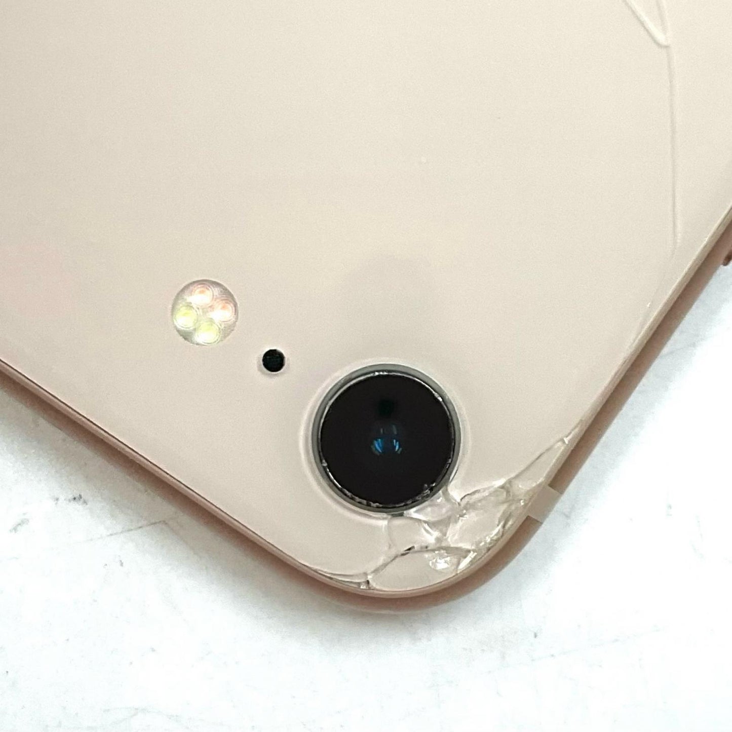 【最速発送】Apple iPhone iPhone 8 64GB ゴールド au 白ロム【難有】 84%