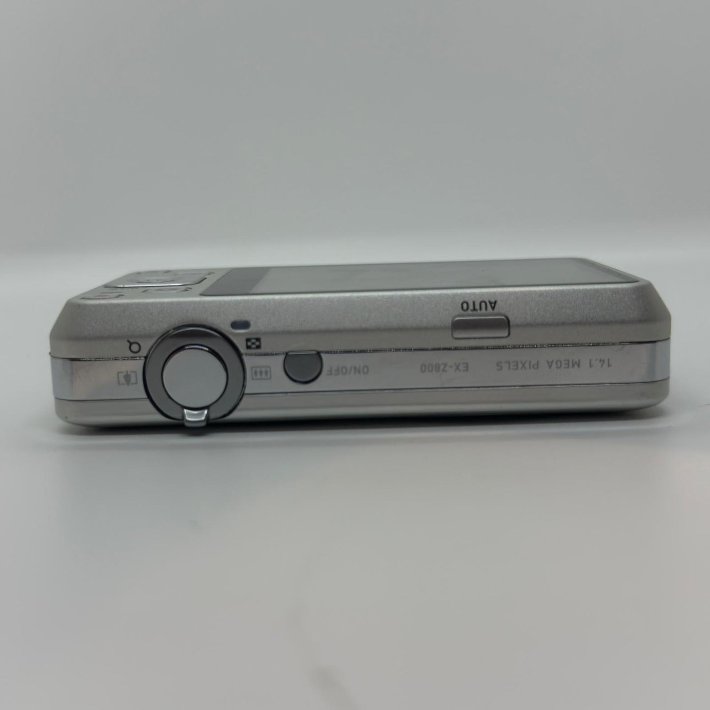 【全額返金保証】【最速発送】 コンパクトデジタルカメラ CASIO EXILIM EX-Z800 シルバー 動作確認済