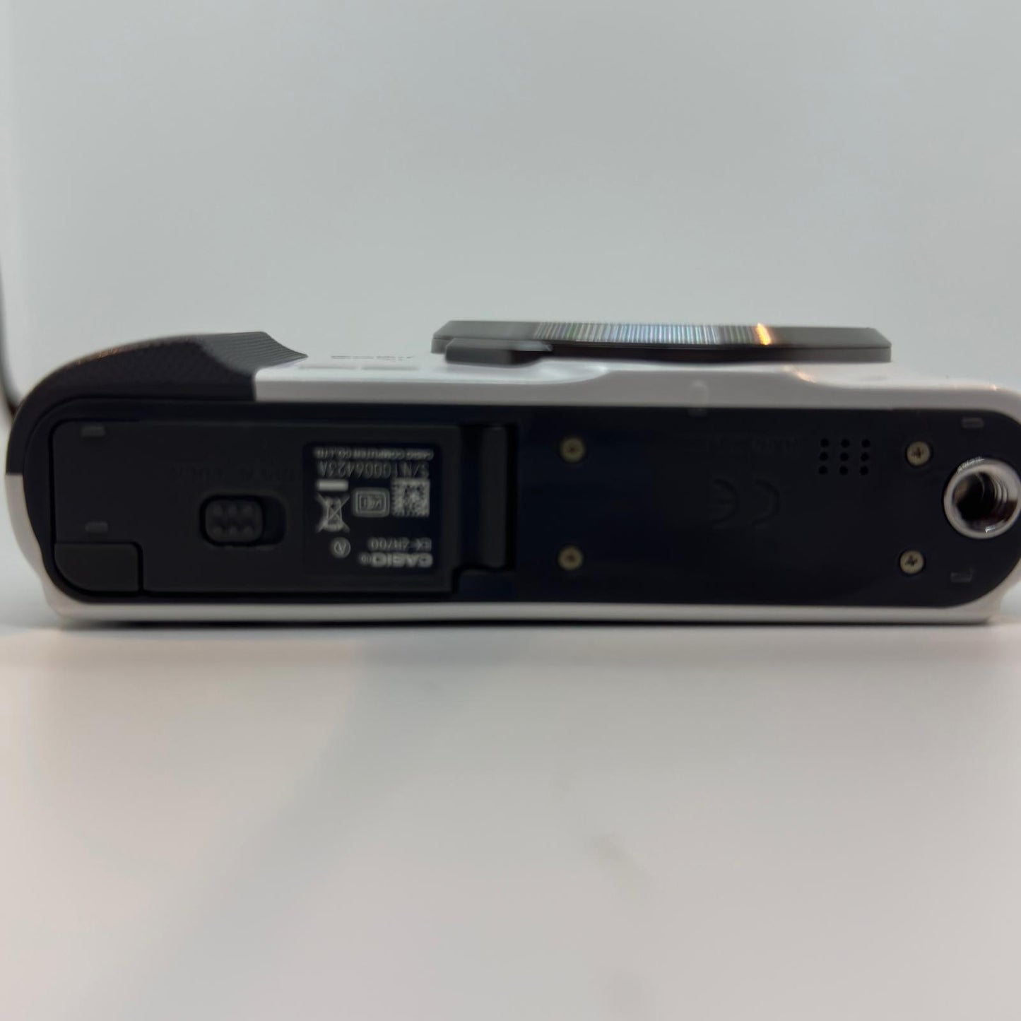 【全額返金保証】【最速発送】 コンパクトデジタルカメラ CASIO EXILIM EX-ZR700 ホワイト 美品 動作確認済