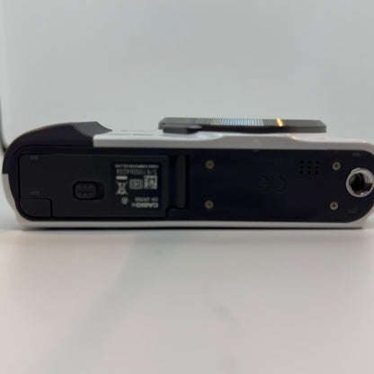 【全額返金保証】【最速発送】 コンパクトデジタルカメラ CASIO EXILIM EX-ZR700 ホワイト 美品 動作確認済