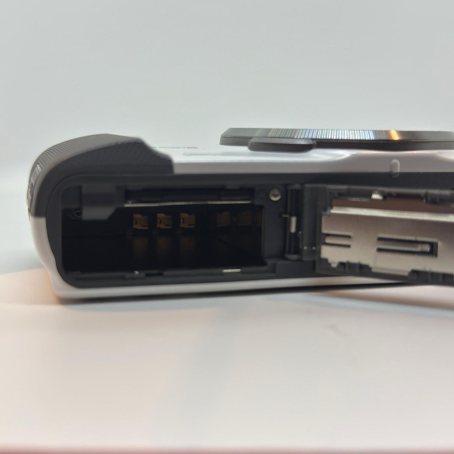 【全額返金保証】【最速発送】 コンパクトデジタルカメラ CASIO EXILIM EX-ZR700 ホワイト 美品 動作確認済