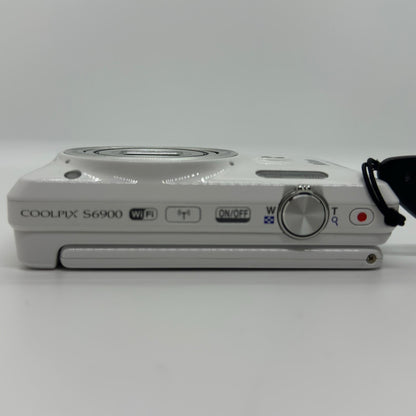 【全額返金保証】【最速発送】Nikon コンパクトデジタルカメラ COOLPIX S6900 ホワイト 動作確認済