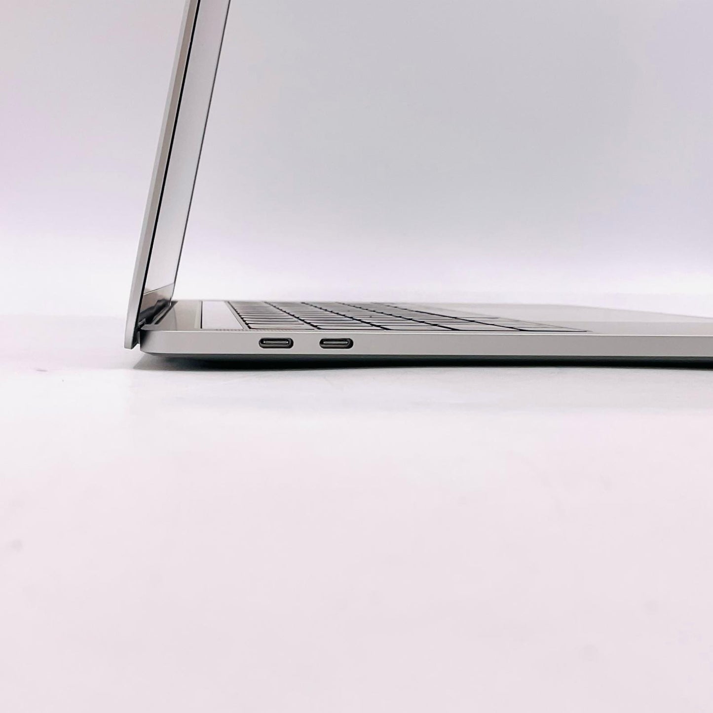 【全額返金保証】【最速発送】Apple MacBook Pro 13インチ 2019 1.4 GHz クアッドコア Intel Core i5 8GB 256GB シルバー 美品 動作確認済