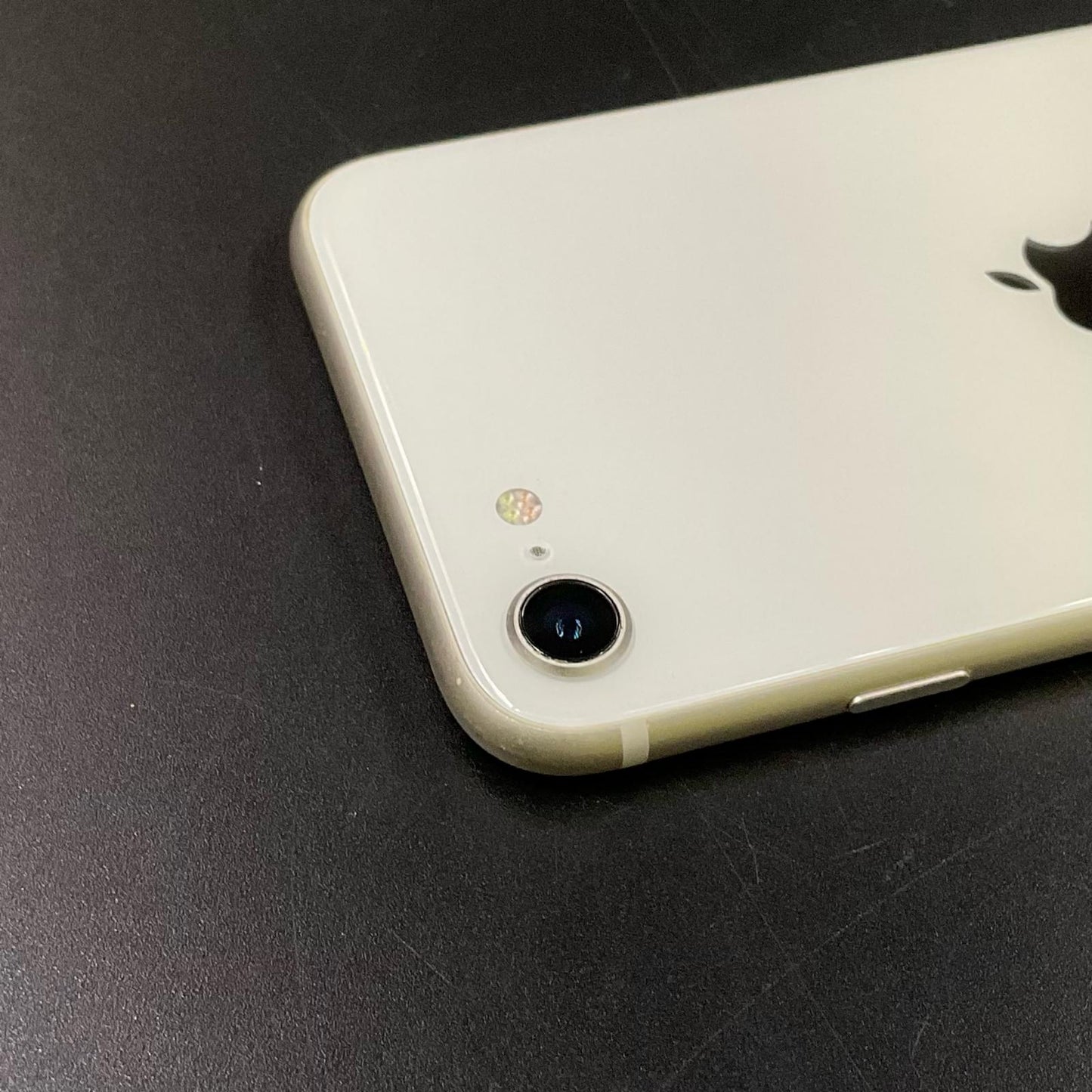 【全額返金保証】【最速発送】Apple iPhone iPhone SE（第3世代） 64GB スターライト au SIMフリー 白ロム 動作確認済 79%