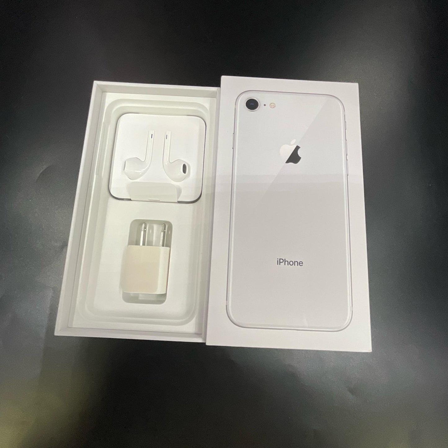 【全額返金保証】【最速発送】Apple iPhone iPhone 8 64GB シルバー docomo SIMフリー 白ロム 動作確認済 70%