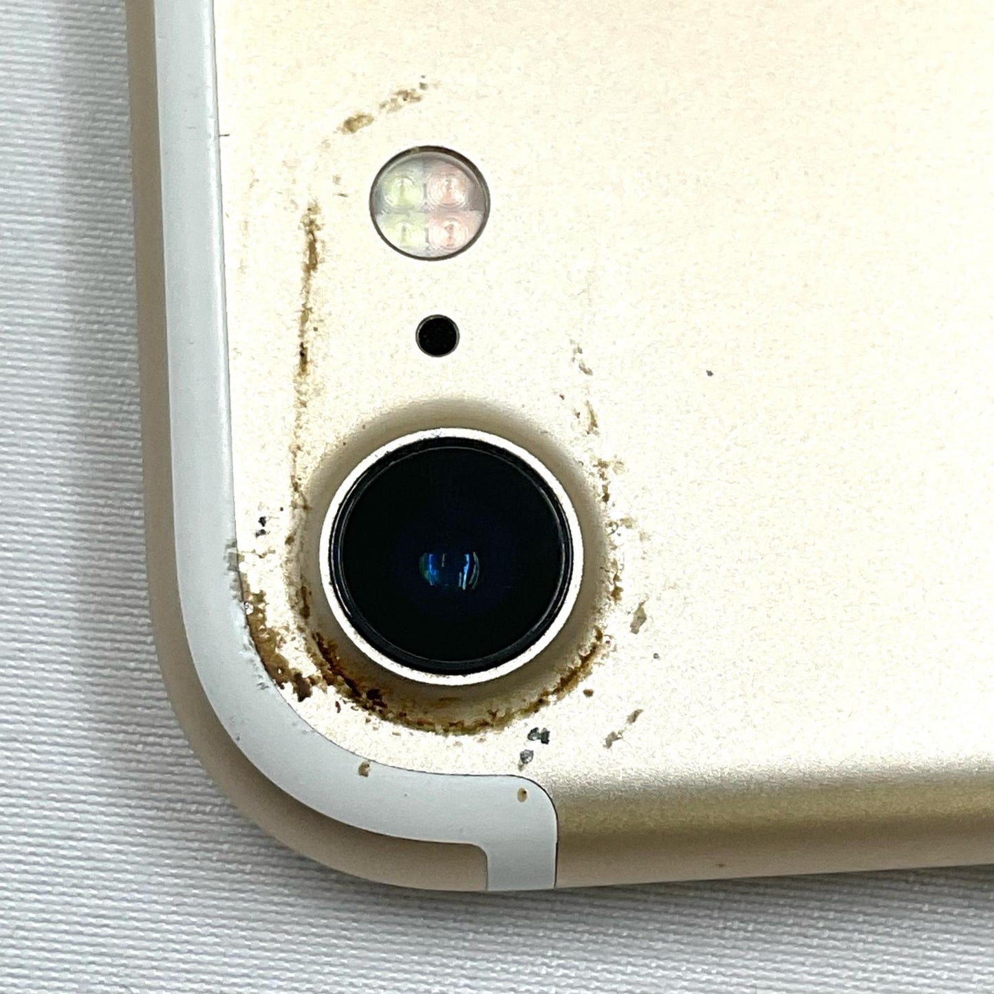 【全額返金保証】【最速発送】Apple iPhone iPhone 7 128GB ゴールド au 白ロム 動作確認済 66%
