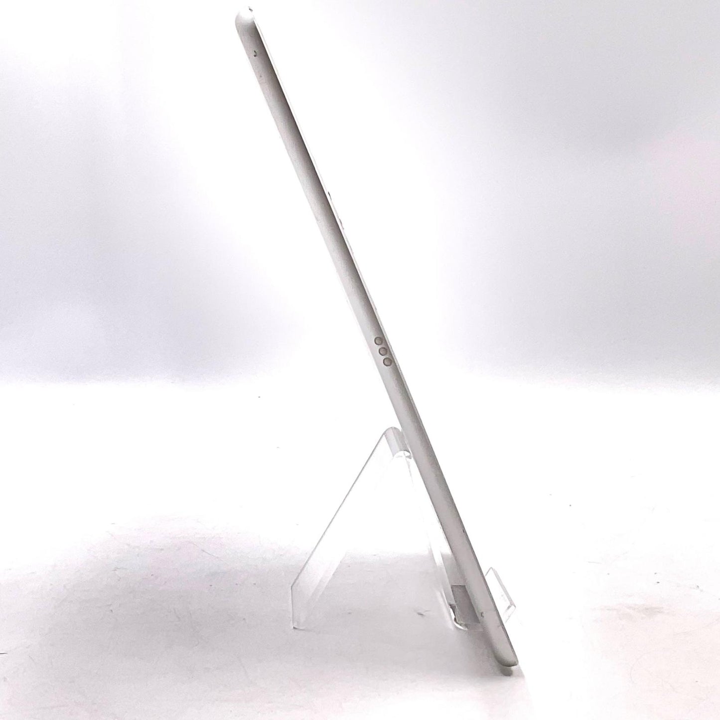 【最速発送】Apple iPad iPad 第7世代 Wi-Fi+Cellular 32GB Silver docomo SIMフリー 白ロム【難有】