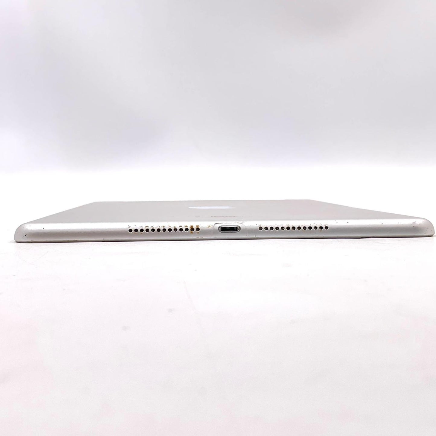 【最速発送】Apple iPad iPad 第7世代 Wi-Fi+Cellular 32GB Silver docomo SIMフリー 白ロム【難有】