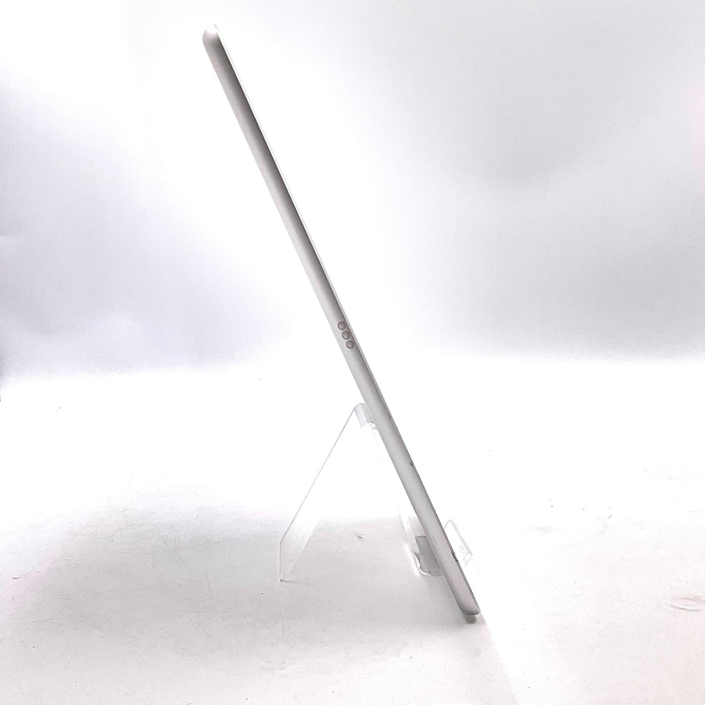 【最速発送】Apple iPad iPad 第7世代 Wi-Fi+Cellular 32GB Silver docomo SIMフリー 白ロム【難有】