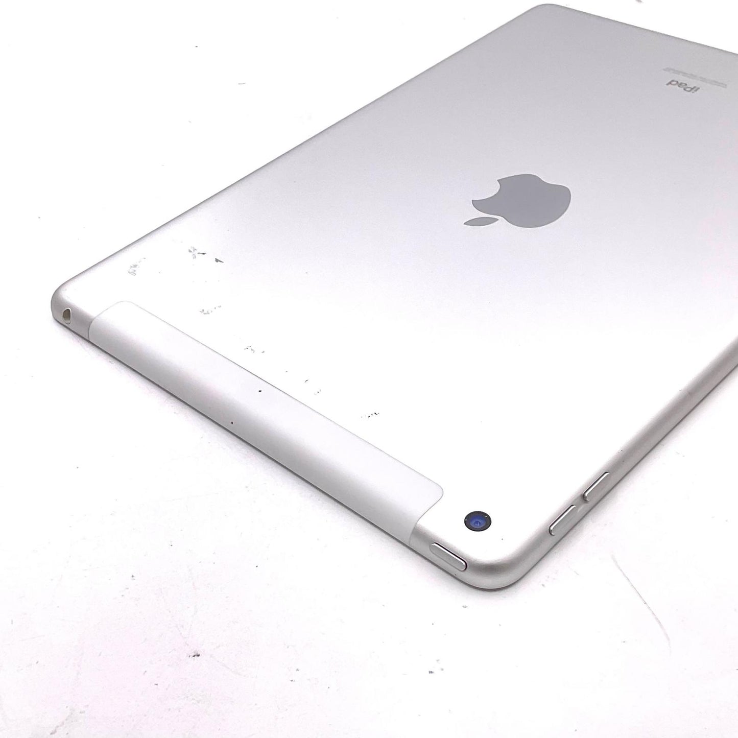 【最速発送】Apple iPad iPad 第7世代 Wi-Fi+Cellular 32GB Silver docomo SIMフリー 白ロム【難有】