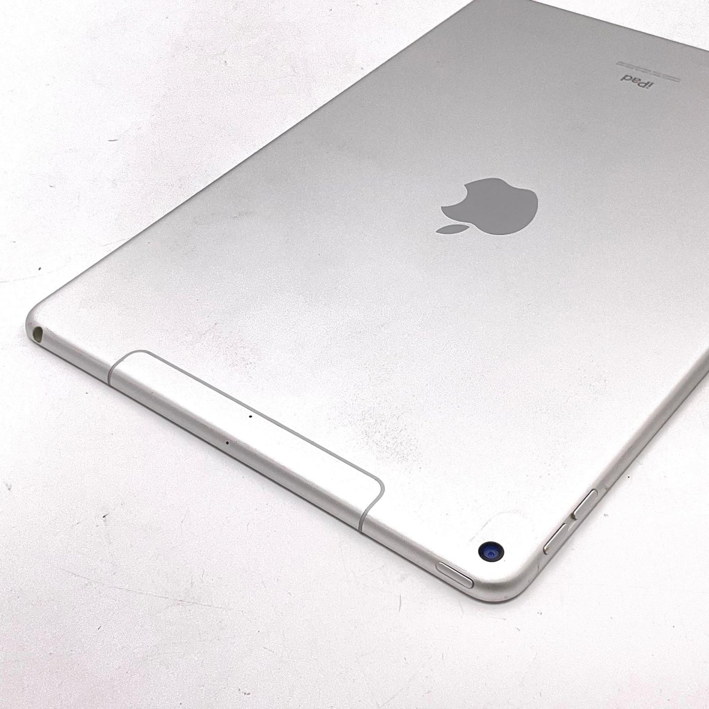 【最速発送】Apple iPad iPad Air 3 Wi-Fi+Cellular 64GB Silver docomo SIMフリー 白ロム【難有】