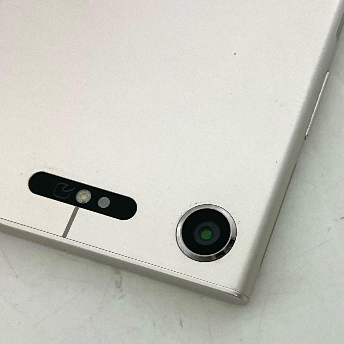 【全額返金保証】【最速発送】Sony Xperia XZ1 64GB ウォームシルバー docomo SO-01K 白ロム 美品 動作確認済