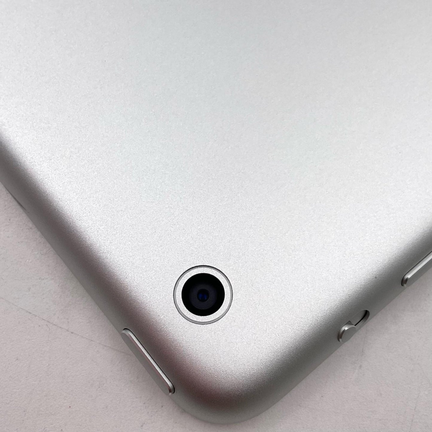【全額返金保証】【最速発送】Apple iPad mini 7.9インチ 第2世代 32GB シルバー Wi-Fi 美品 動作確認済