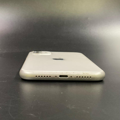 【全額返金保証】【最速発送】Apple iPhone iPhone 11 64GB ホワイト docomo SIMフリー 白ロム 動作確認済 82%