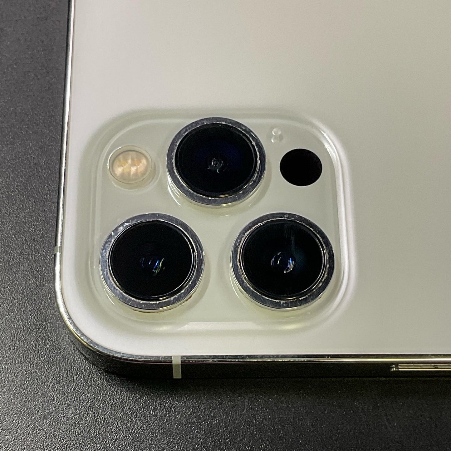【全額返金保証】【最速発送】Apple iPhone iPhone 12 Pro Max 256GB シルバー docomo SIMフリー 白ロム 動作確認済 83%