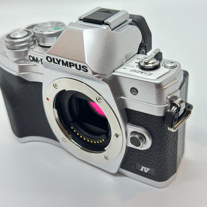 【全額返金保証】【最速発送】OLYMPUS デジタル一眼 OM-D E-M10 Mark IV シルバー ボディ 美品 動作確認済