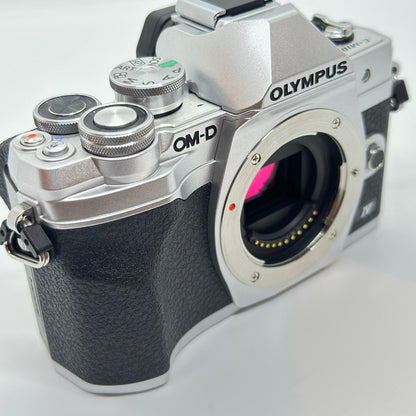 【全額返金保証】【最速発送】OLYMPUS デジタル一眼 OM-D E-M10 Mark IV シルバー ボディ 美品 動作確認済