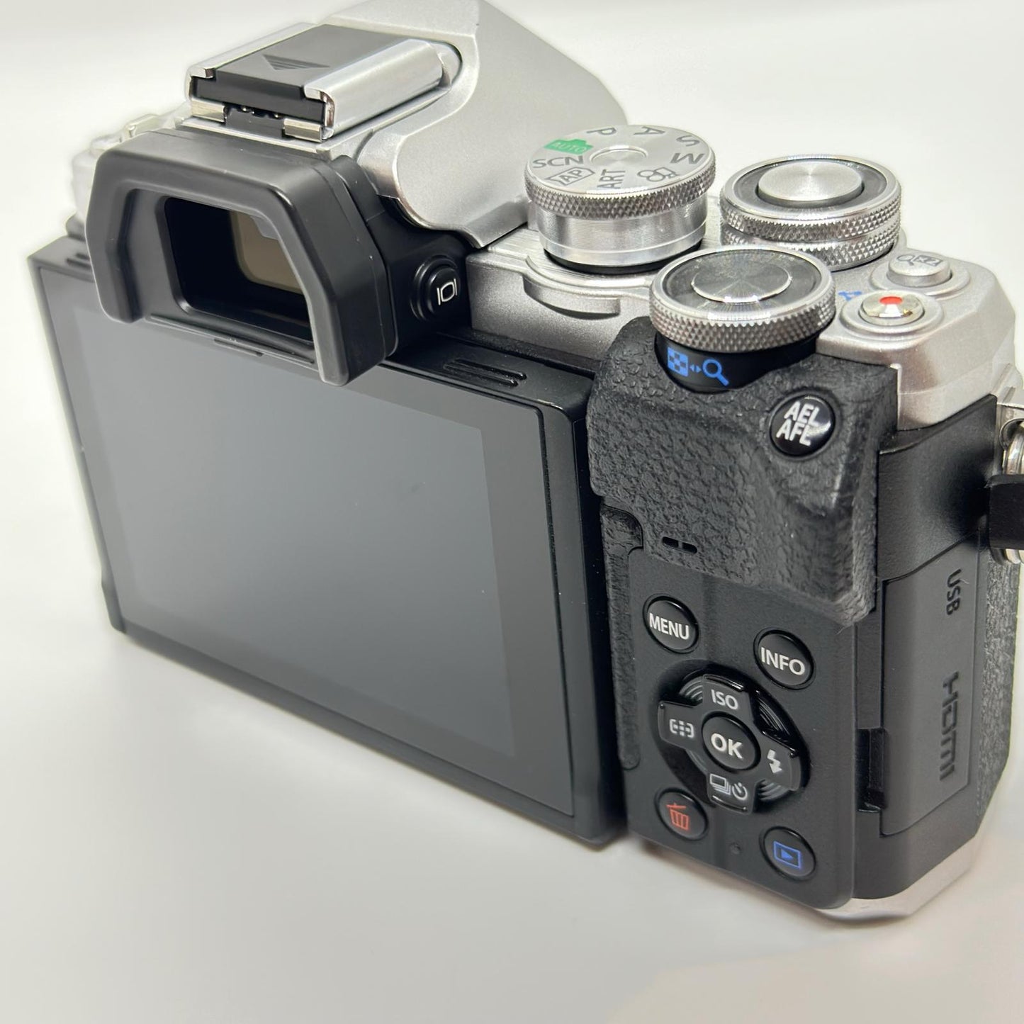 【全額返金保証】【最速発送】OLYMPUS デジタル一眼 OM-D E-M10 Mark IV シルバー ボディ 美品 動作確認済