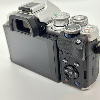 【全額返金保証】【最速発送】OLYMPUS デジタル一眼 OM-D E-M10 Mark IV シルバー ボディ 美品 動作確認済