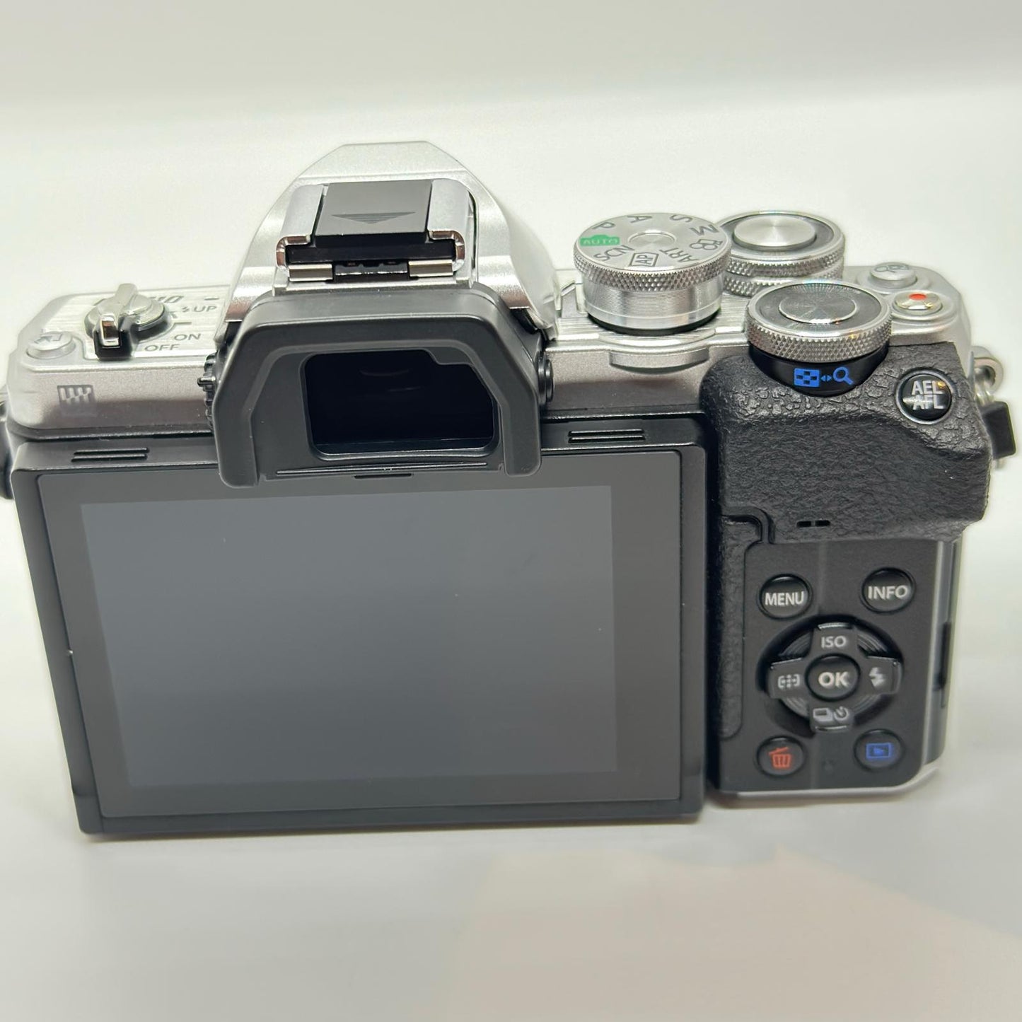 【全額返金保証】【最速発送】OLYMPUS デジタル一眼 OM-D E-M10 Mark IV シルバー ボディ 美品 動作確認済