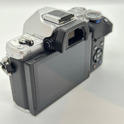 【全額返金保証】【最速発送】OLYMPUS デジタル一眼 OM-D E-M10 Mark IV シルバー ボディ 美品 動作確認済