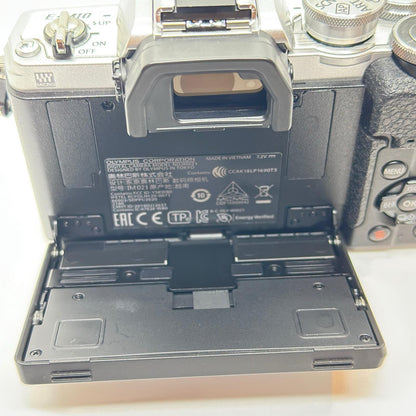 【全額返金保証】【最速発送】OLYMPUS デジタル一眼 OM-D E-M10 Mark IV シルバー ボディ 美品 動作確認済