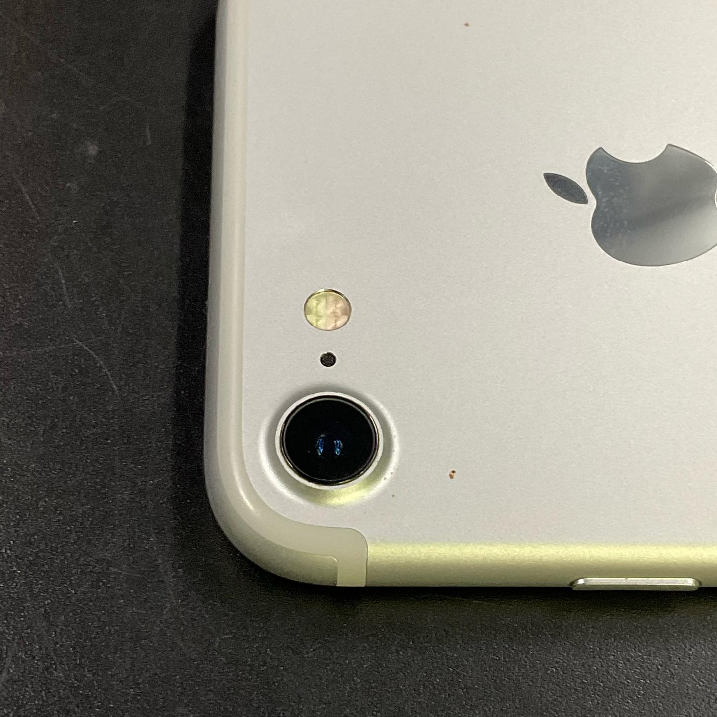 【最速発送】Apple iPhone iPhone 7 128GB シルバー docomo 白ロム【難有】 53%