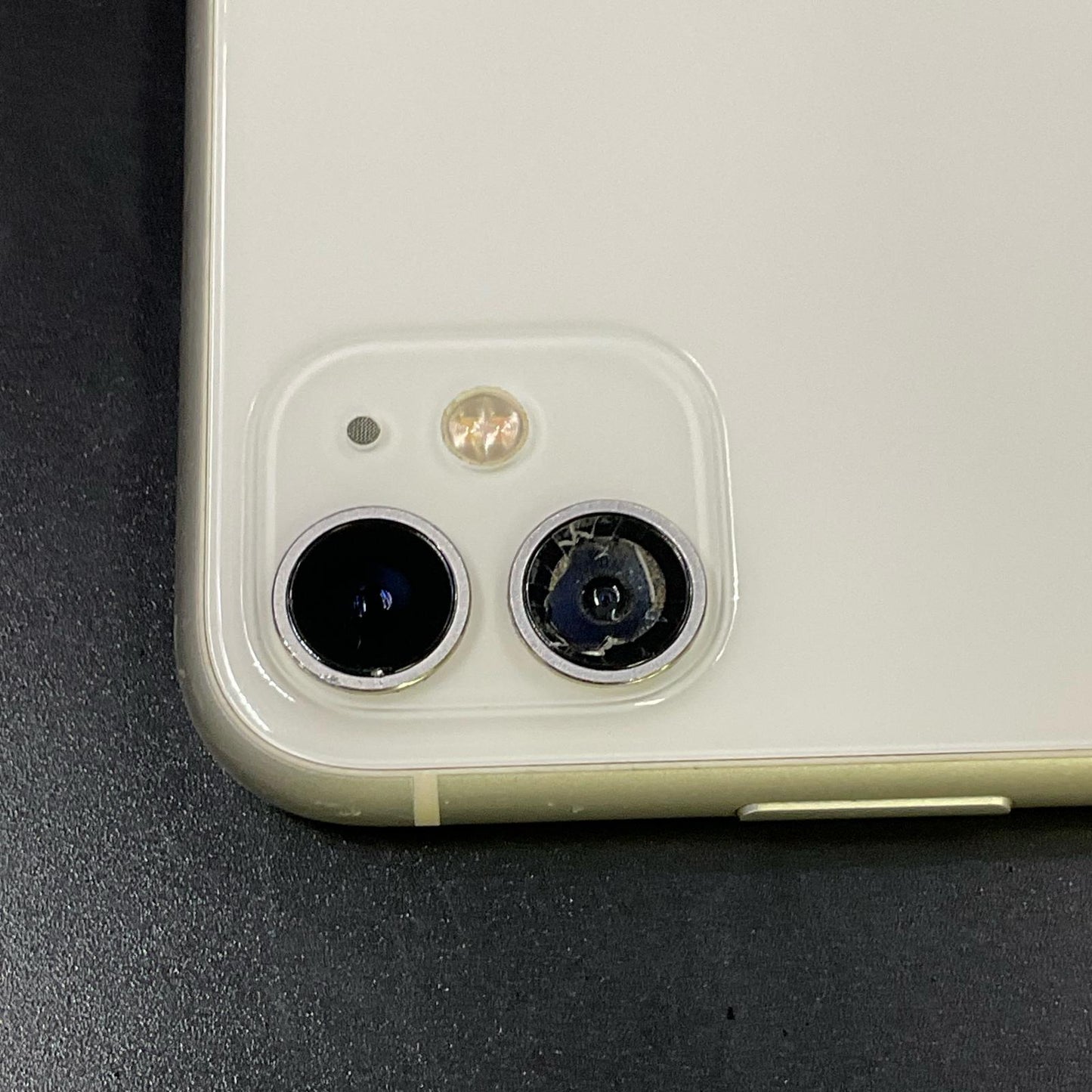 【最速発送】Apple iPhone iPhone 11 64GB ホワイト docomo 白ロム【難有】 82%